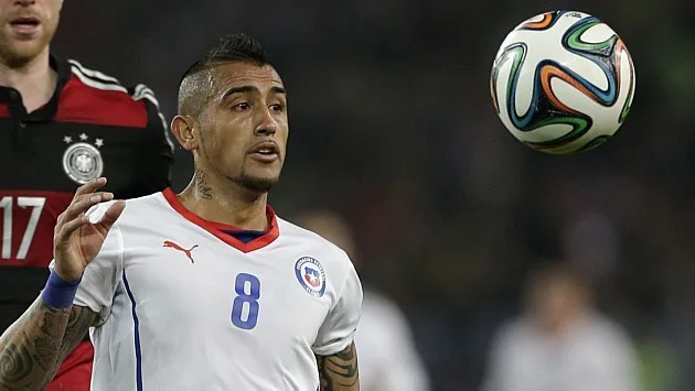 Vidal tem inflamação no joelho, mas Chile segue otimista