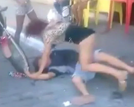 Vídeo mostra travesti agredindo homem após ser acusada de furto em Linhares