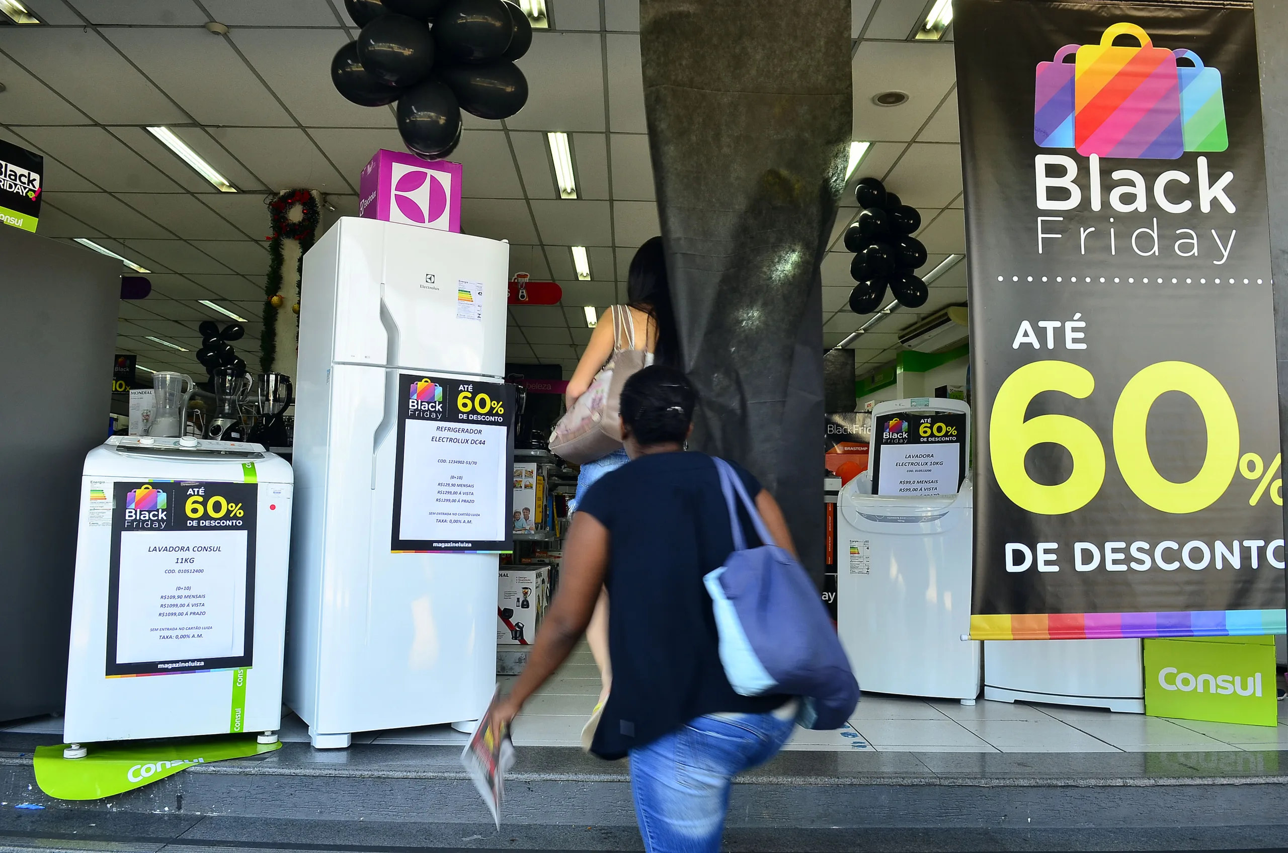 São Paulo – Movimento no comércio da rua Teodoro Sampaio, em Pinheiros, durante o Black Friday (Rovena Rosa/Agência Brasil)