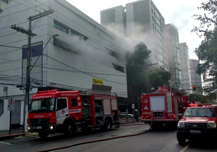 Incêndio de grande proporção atinge loja na Praia do Canto