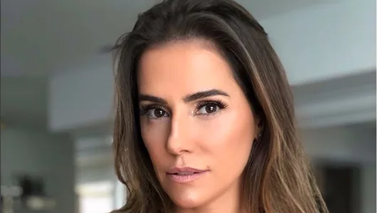 Atriz Deborah Secco emociona ao celebrar aniversário de Maria Flor: 'Eu vivo por você'