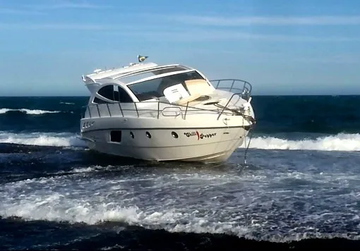 Lancha que estava 'encalhada' afunda na Praia das Castanheiras em Guarapari