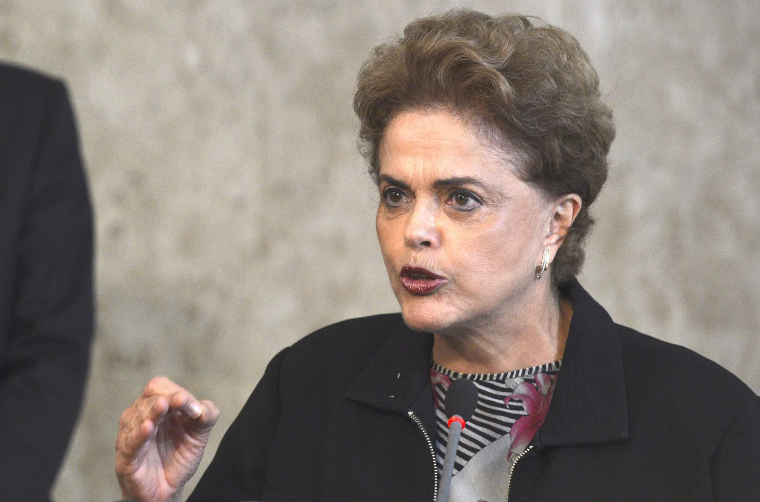 Brasília – A presidenta Dilma Rousseff afirmou, em coletiva, após reunião com reitores dos institutos federais de Educação no Palácio do Planalto, que não vai renunciar ao cargo (José Cruz/Agência Brasil)