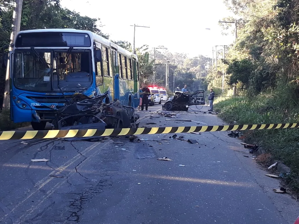 Acidente envolvendo ônibus do Transcol deixa mortos em Cariacica