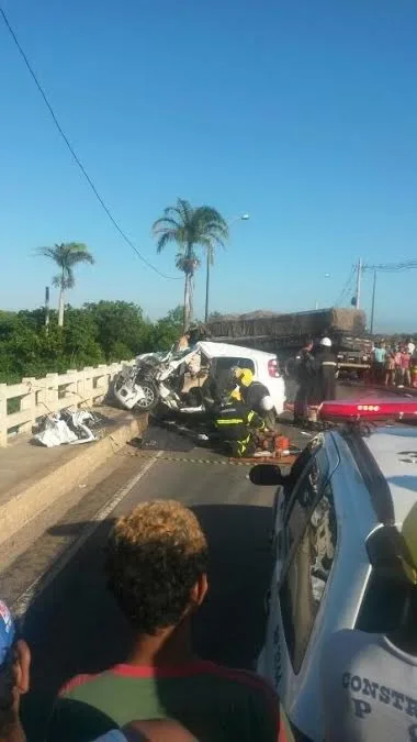 Cabine de caminhão cai em rio após bater em veículo ocupado por mulheres em São Mateus