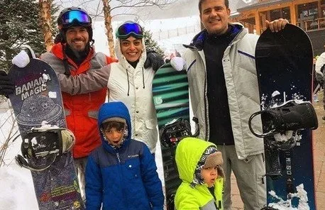 Juliana Paes curte férias com a família na neve