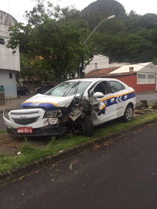 Jovem rouba táxi, bate o veículo e fica preso às ferragens em Vitória