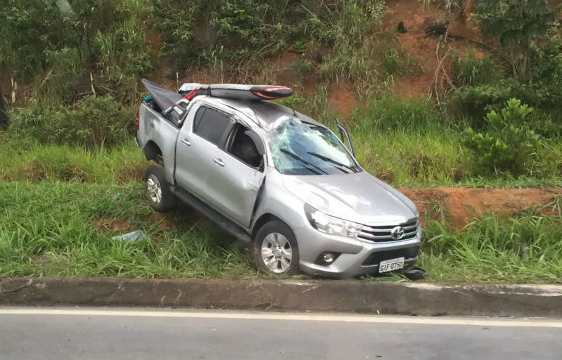 Caminhonete capota após ser atingida por carreta e dois ficam feridos na Serra