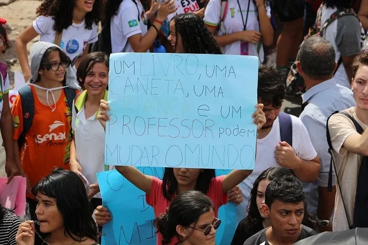 Estudantes de todo o país protestam contra cortes na educação