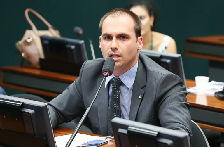 Conselho de Ética arquiva processo contra Eduardo Bolsonaro por cusparada