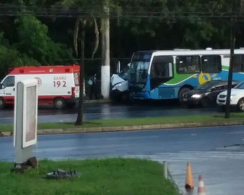 Acidente entre ônibus do sistema Transcol e Van deixa feridos e trânsito lento em Vitória