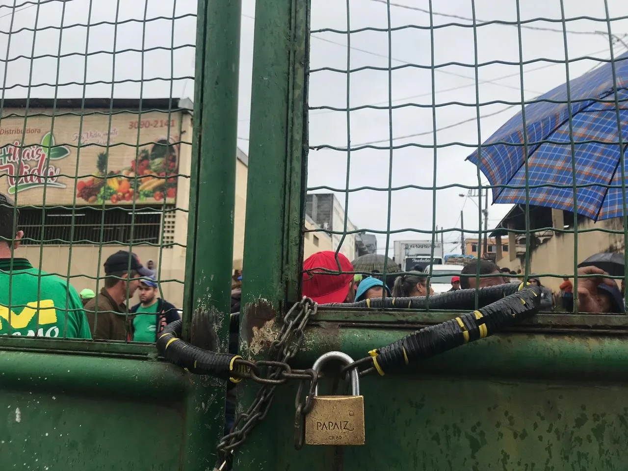 GALERIA DE FOTOS | Protesto de trabalhadores na Ceasa deixa trânsito completamente interditado