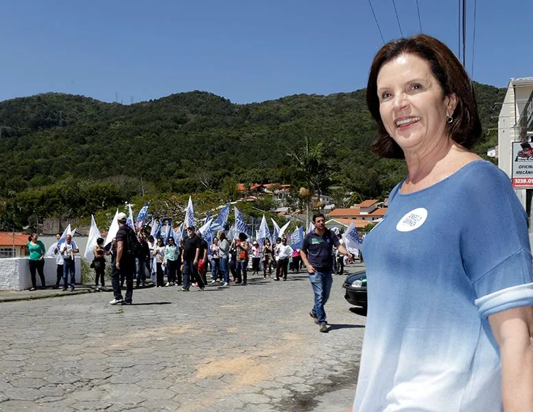 Atrás nas pesquisas, candidata promete abrir mão de salário caso vença a eleição