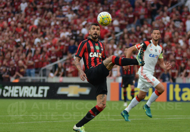 Atlético-PR empata com Flamengo, conquista vaga na Libertadores e ajuda o Santos