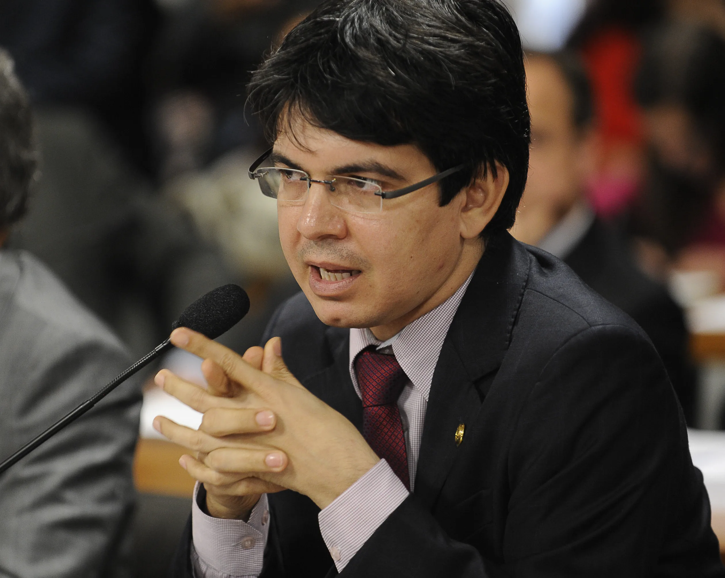 Senador Randolfe Rodrigues fala durante reunio da CPI do Cachoeira onde foi aprovada a convocao dos governadores de GO, Marconi Perillo e do DF, Agnelo Queiroz