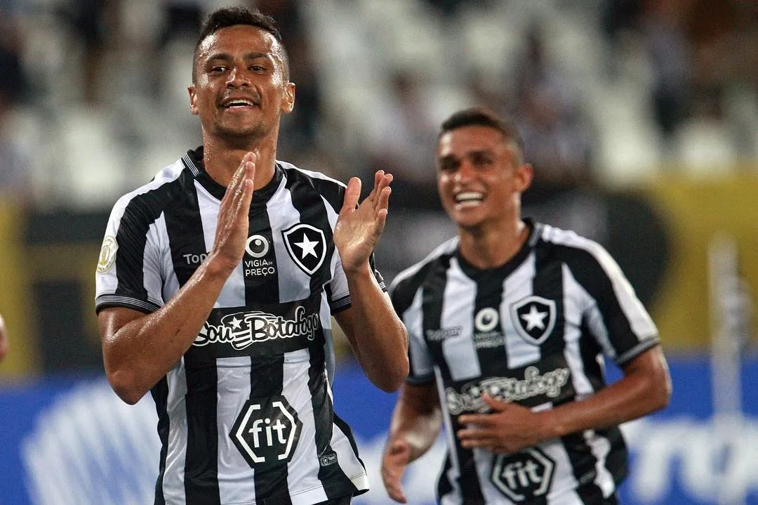 Cícero sonha com campanha perfeita do Botafogo como mandante no Brasileirão