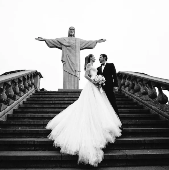 Michelle Alves faz ensaio de casamento em frente ao Cristo Redentor