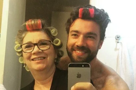 'Hipster da Federal' relembra foto ao lado da mãe: "A mulher que eu sempre amei"