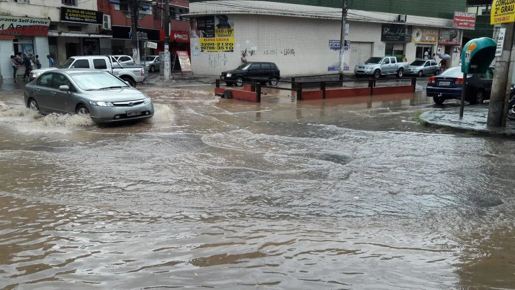 Após "dia virar noite", ruas da GV ficam alagadas com poucos minutos de chuva