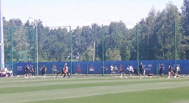 Após uma semana fora, Cavani participa do treino do Uruguai