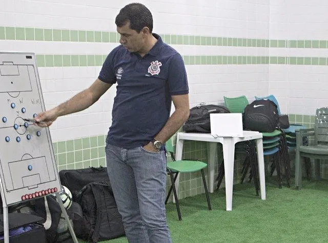 Queda técnica de 'alicerces' do time deixa Carille em apuros no Corinthians