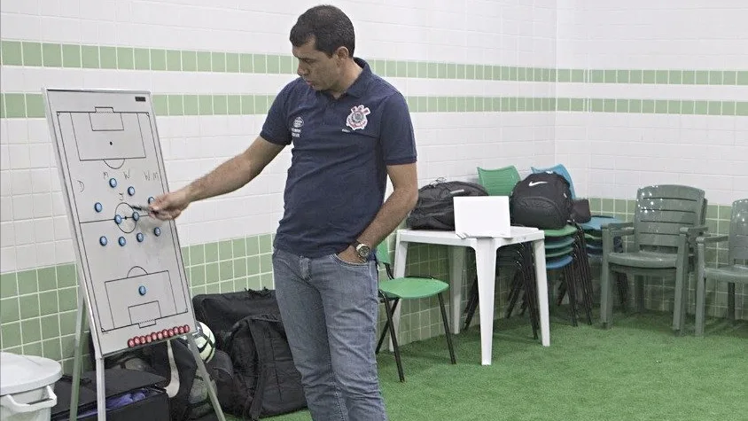 Queda técnica de 'alicerces' do time deixa Carille em apuros no Corinthians