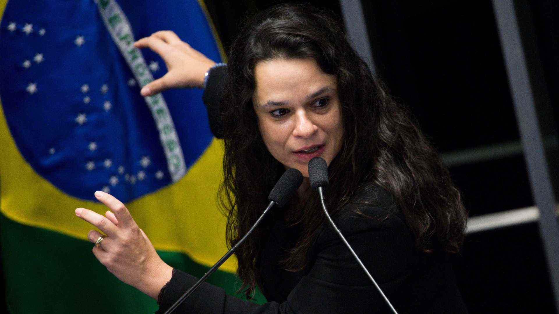 Para Janaina Paschoal, Bolsonaro faz 'graça' com vírus