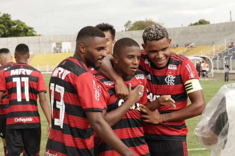 Com direito a hat-trick, Flamengo goleia na estreia da Copinha