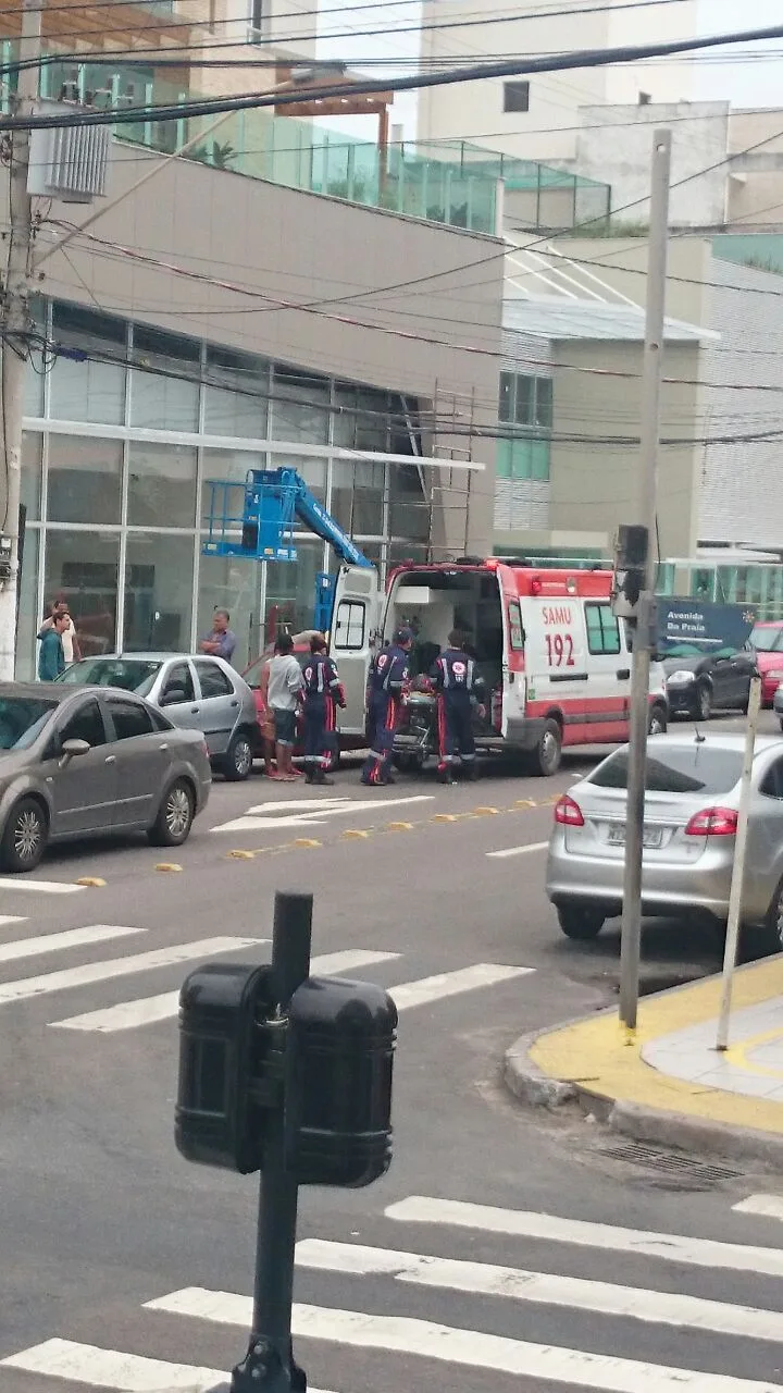 Homem cai de andaime e é socorrido pelo Samu, em Vila Velha