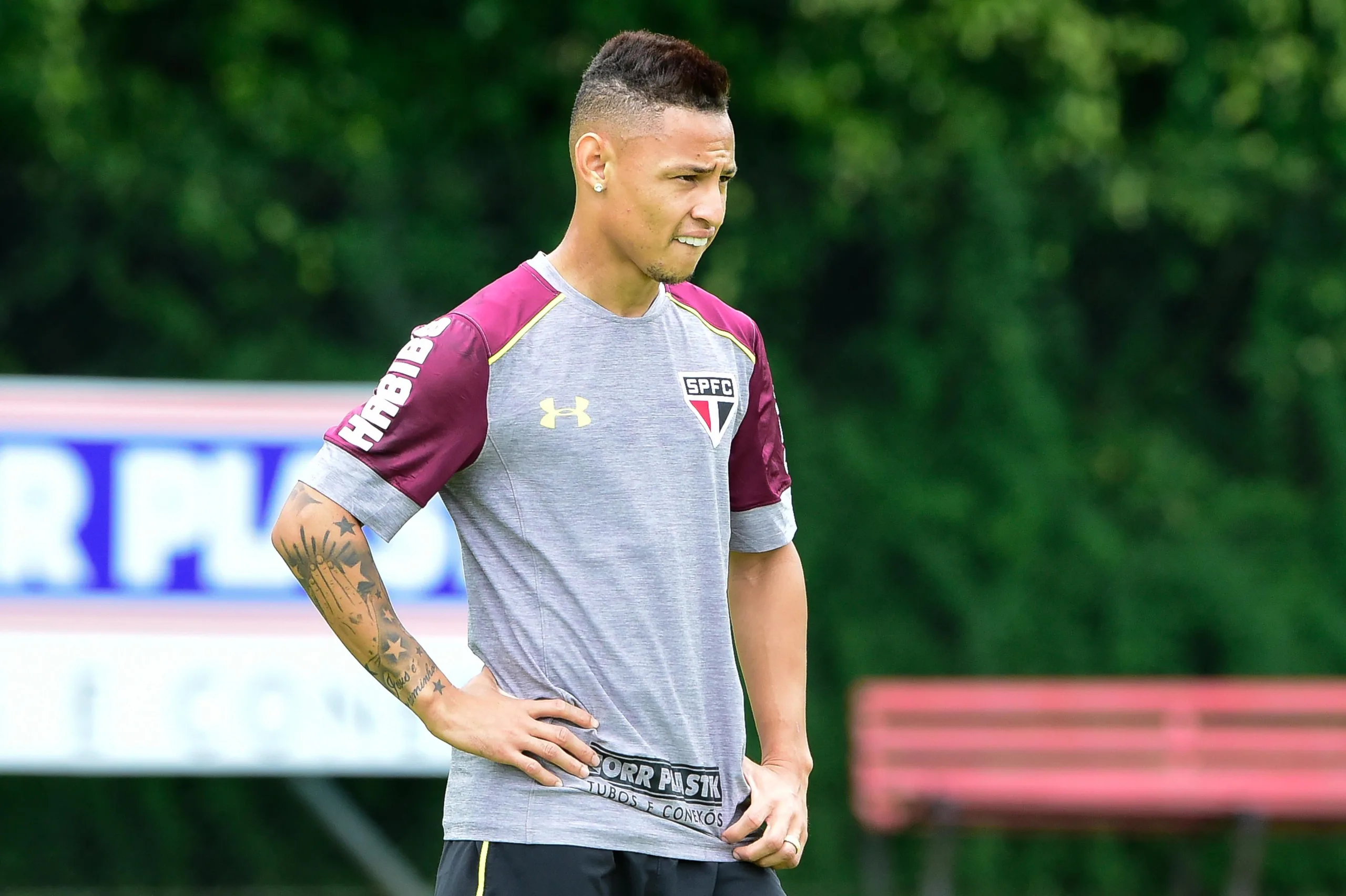 Neilton, jogador do São Paulo FC, durante treino no CCT da Barra Funda, na Zona Oeste da capital paulista.