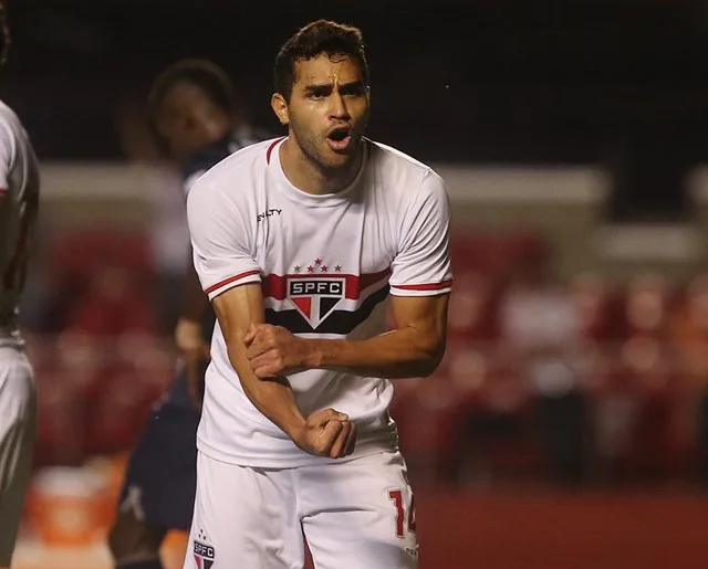 São Paulo vence, afunda lanterna e mantém caça ao líder