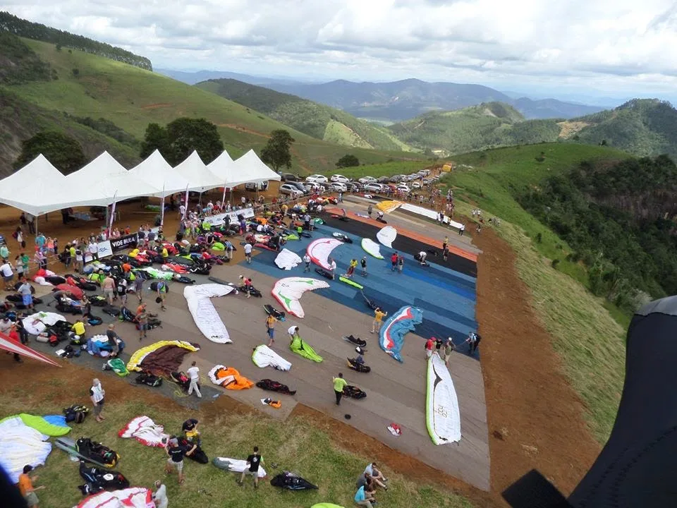 Pan-Americano de parapente é suspenso após morte de piloto em Baixo Guandu