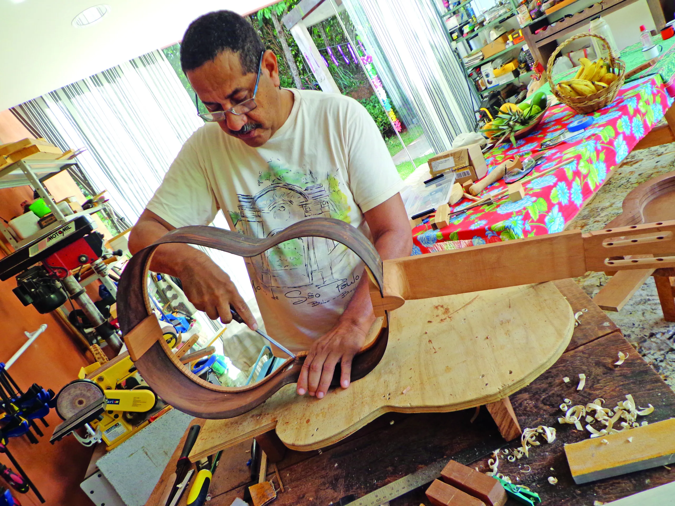 Professor capixaba dedica a vida à fabricação de instrumentos em Domingos Martins