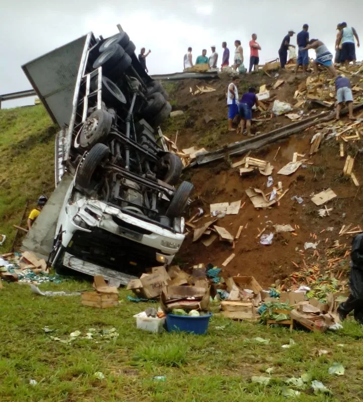 Duas pessoas morrem em acidente entre carro de passeio e caminhão em Itapemirim