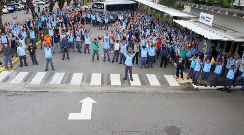 Trabalhadores da Ford fazem passeata contra o fechamento da fábrica no ABC