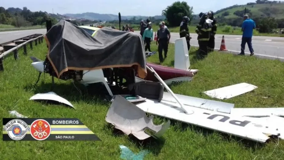 Avião de pequeno porte cai na Rodovia Dom Pedro I em São Paulo