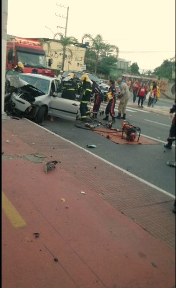 Casal, criança e pedestre ficam feridos em acidente na Avenida Fernando Ferrari, em Vitória