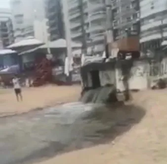 Possível água de esgoto é despejada em grande volume na Praia do Morro, em Guarapari