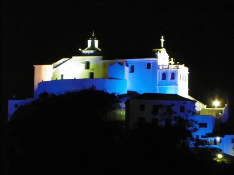 Convento da Penha ganha luz azul em homenagem aos autistas