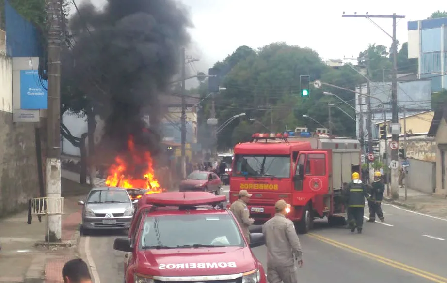 Carro pega fogo e interdita Avenida Maruípe em Vitória