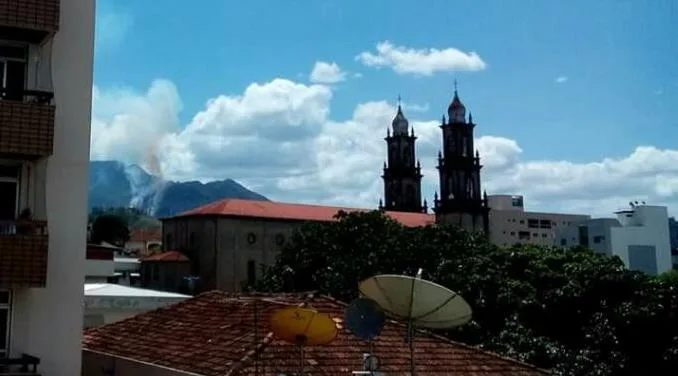 Incêndio atinge a Serra do Alto do Chapéu em Castelo