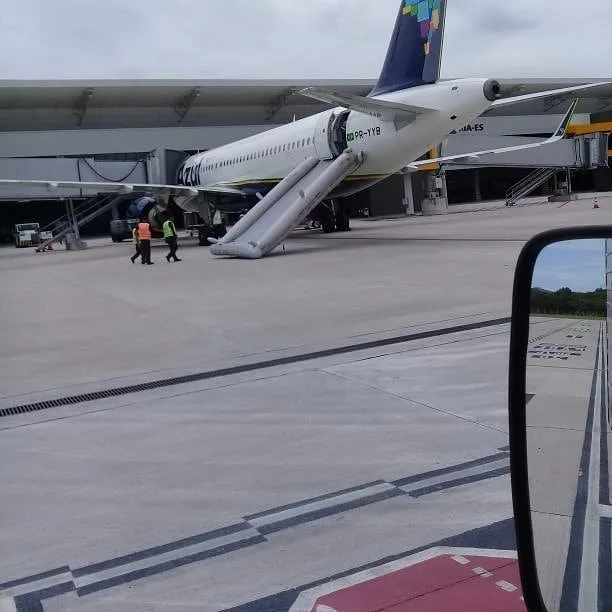 Escorregador de emergência de avião é acionado no Aeroporto de Vitória