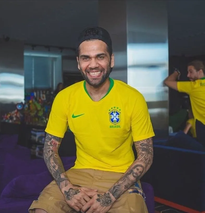 Daniel Alves divide cela com brasileiro e tem rotina sem privilégios na prisão