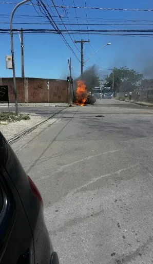 Carro pega fogo após bater em poste na Serra