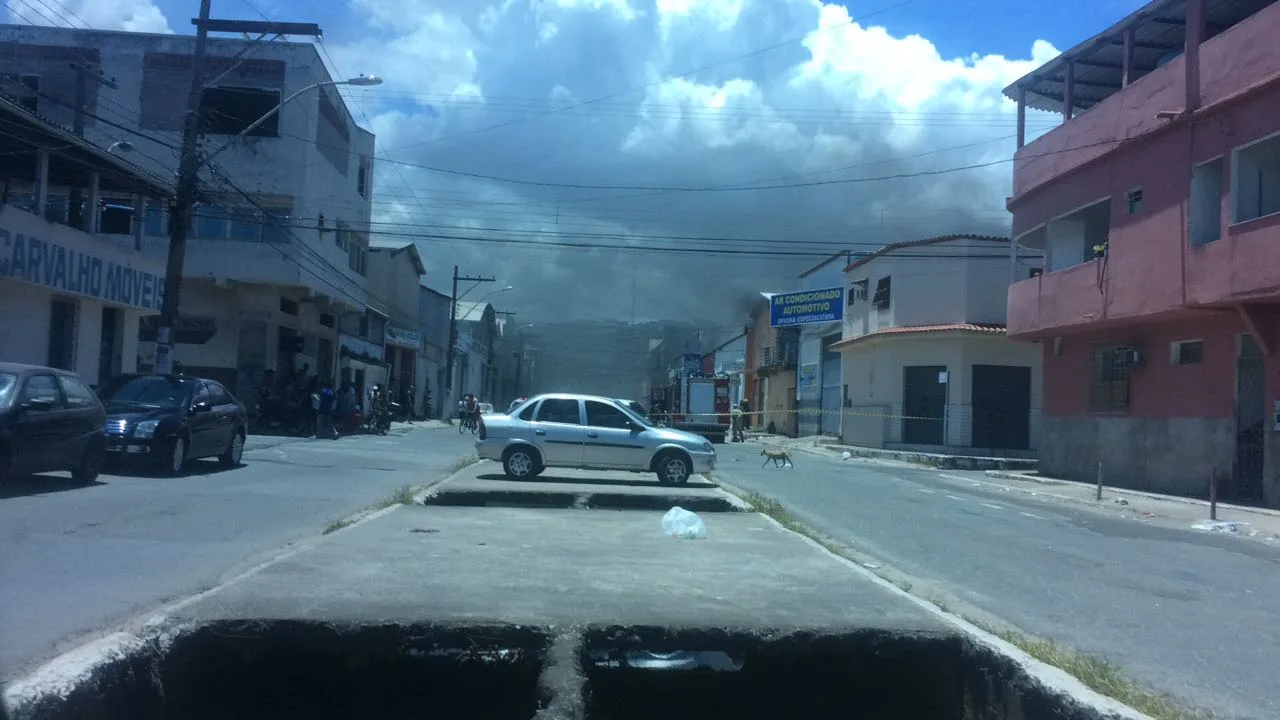 Incêndio em oficina de acrílico assusta moradores de Jaredim América