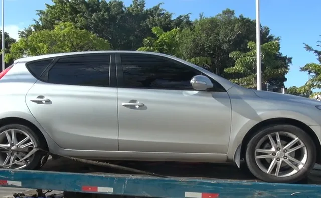 Homem é preso com armas e carro com placa clonada durante blitz na Serra