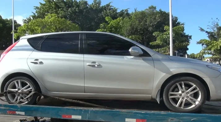 Homem é preso com armas e carro com placa clonada durante blitz na Serra