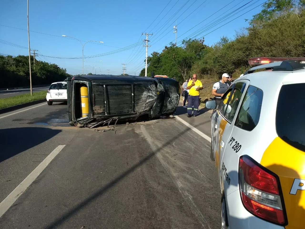 Carro de enfermeira capota na Rodovia do Sol em Vila Velha