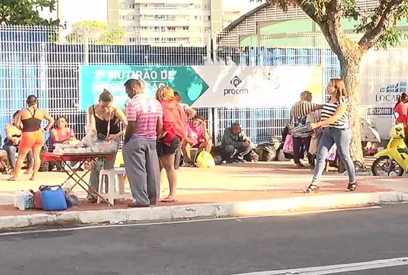 Centenas de pessoas dormem na fila para conseguir negociar dívidas em Vitória