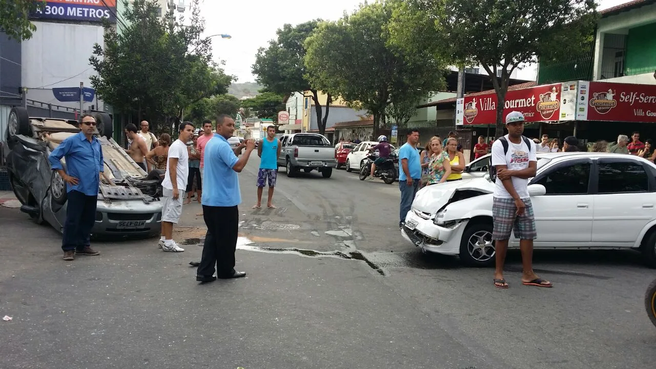 Cinco pessoas ficam feridas após carro capotar na Praia da Costa, em Vila Velha